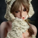 Azura Sex Doll 164 cm IronTech en tenue peluche, regard captivant, fond sombre.