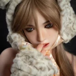 Azura Sex Doll 164 cm IronTech Doll, pose câline, capuche fourrure, regard intense.