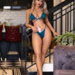 BellaRose Sex Doll 164 cm en bikini bleu, posant debout dans un intérieur moderne.