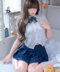Bellora Sex Doll 168 cm IronTech Doll en uniforme scolaire, assise sur un lit avec des accessoires.