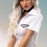 Dollina Sex Doll 169 cm IronTech en uniforme d'hôtesse, cheveux blonds, pose de face.