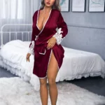 Dollya Sex Doll 165 cm IronTech en robe bordeaux, debout dans une chambre moderne.