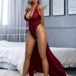 Dollya Sex Doll 165 cm IronTech Doll en robe rouge, debout dans une chambre moderne.