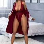 Dollya Sex Doll 165 cm IronTech en lingerie rouge, debout dans une chambre moderne.