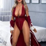 Dollya Sex Doll 165 cm IronTech en tenue rouge, debout dans une chambre moderne.