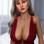 Dollya Sex Doll 165 cm IronTech Doll en robe rouge, vue de face, cheveux longs blonds.