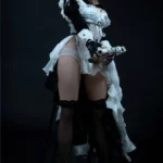 Elina Sex Doll 165 cm IronTech en robe blanche et noire, pose debout, ambiance futuriste.