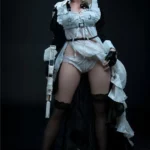 Elina Sex Doll 165 cm IronTech en tenue de cosplay, debout avec accessoires et bas noirs.