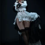 Elina Sex Doll 165 cm IronTech en robe noire et blanche, assise sur un tabouret, ambiance élégante.