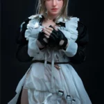 Elina Sex Doll 165 cm IronTech en tenue de soubrette, gants noirs, lunettes sur la tête.