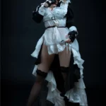 Elina Sex Doll 165 cm IronTech en robe steampunk, pose debout, fond sombre.