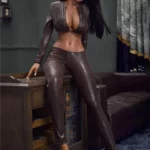 Poupée Ellie Sex Doll 165 cm IronTech en tenue moulante marron, assise sur meuble.