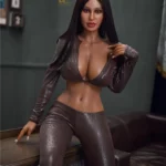 Ellie Sex Doll 165 cm IronTech en tenue moulante brune, posée sur un canapé.