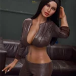 Ellie Sex Doll 165 cm IronTech en tenue marron, posant debout dans un salon moderne.