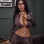 Ellie Sex Doll 165 cm IronTech en tenue moulante marron, pose debout, cheveux longs.