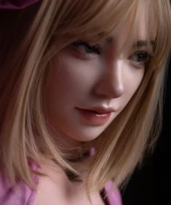 Ellya Sex Doll 169 cm IronTech Doll, gros plan visage réaliste, cheveux blonds.