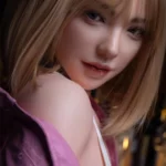 Ellya Sex Doll 169 cm IronTech Doll, vue rapprochée, cheveux blonds, veste rose.