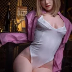 Ellya Sex Doll 169 cm IronTech en tenue blanche, veste rose, pose assise sensuelle.