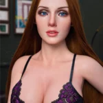 Ellyana Sex Doll 166 cm IronTech, cheveux longs roux, lingerie noire et violette, regard intense.