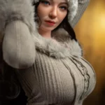 Ellye Sex Doll 165 cm IronTech, vêtue d'un pull beige à capuche, pose de face.