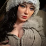 Ellye Sex Doll 165 cm IronTech Doll en manteau beige et chapeau blanc, regard captivant.