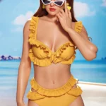 Elodya Sex Doll 168 cm IronTech en bikini jaune, lunettes blanches, pose plage.
