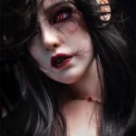 Elyana Sex Doll 167 cm IronTech Doll, visage maquillé gothique, cheveux noirs, regard intense.