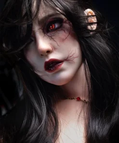 Elyana Sex Doll 167 cm IronTech Doll, visage maquillé gothique, cheveux noirs, regard intense.
