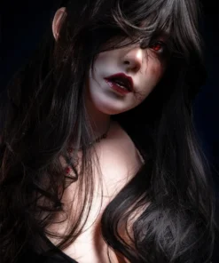 Elyana Sex Doll 167 cm IronTech, gros plan visage, cheveux noirs, maquillage dramatique.