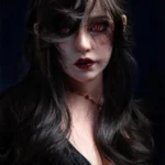 Elyana Sex Doll 167 cm IronTech Doll, visage gothique, cheveux noirs, yeux rouges.