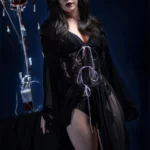 Elyana Sex Doll 167 cm IronTech en robe noire, pose debout, ambiance sombre.