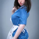 Elyzabelle Sex Doll 164 cm en tenue de ménage bleue, vue de profil, cheveux bruns lisses.