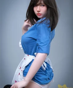 Elyzabelle Sex Doll 164 cm en tenue de ménage bleue, vue de profil, cheveux bruns lisses.
