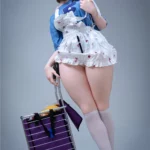 Elyzabelle Sex Doll 164 cm IronTech en robe blanche, pose debout avec chariot.
