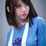 Elyzabelle Sex Doll 164 cm IronTech Doll en silicone, cheveux bruns, tenue bleue avec tablier.