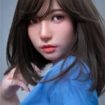 Elyzabelle Sex Doll 164 cm, gros plan visage réaliste, cheveux bruns, regard intense.