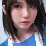 Elyzabelle Sex Doll 164 cm IronTech Doll, gros plan visage réaliste, cheveux bruns, regard intense.