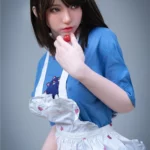 Elyzabelle Sex Doll 164 cm en tablier blanc, tenant une cerise, vêtue d'un t-shirt bleu.