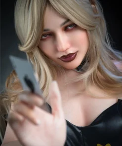 Emiluna Sex Doll 168 cm IronTech, cheveux blonds, robe noire, pose séduisante de face.