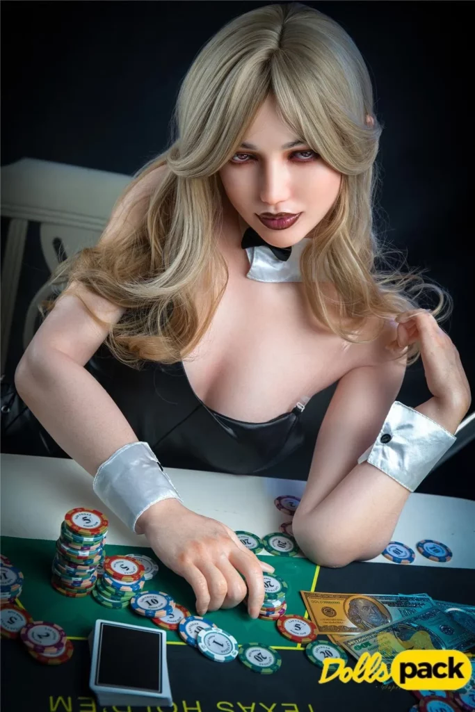 Emiluna Sex Doll 168 cm en tenue de croupière, posée sur une table de poker avec jetons.