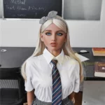 Emmarose Sex Doll 150 cm IronTech Doll en tenue scolaire, debout près d'un bureau.