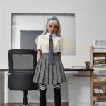 Emmarose Sex Doll 150 cm IronTech Doll en uniforme scolaire, debout devant un bureau.