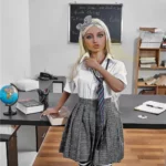 Emmarose Sex Doll 150 cm IronTech, tenue écolière, debout près d'un bureau en classe.