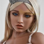 Emmarose Sex Doll 150 cm IronTech Doll TPE avec bandeau à carreaux et lingerie blanche.