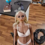 Emmarose Sex Doll 150 cm IronTech Doll TPE à genoux, lingerie blanche, décor bureau.