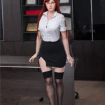 Emmilia Sex Doll 166 cm IronTech en tenue de bureau, debout près d'un bureau.