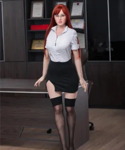 Emmilia Sex Doll 166 cm IronTech en tenue de bureau, debout près d'un bureau.