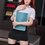 Emmilia Sex Doll 166 cm en tenue professionnelle, tenant un dossier devant un bureau.
