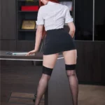 Emmilia Sex Doll 166 cm IronTech en tenue de bureau, pose de dos près d'un bureau.