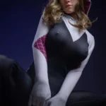 Poupée sexuelle Evalie 167 cm IronTech Doll en silicone, posée en tenue moulante et capuche.